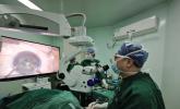 老木工眼睛受伤二十余年，医生在3D数字导航显微镜下 为其重塑清晰视力